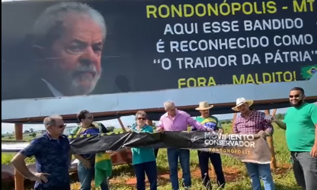 PT vai ao TSE contra outdoors de ataque a Lula: 'Propaganda eleitoral extemporânea'