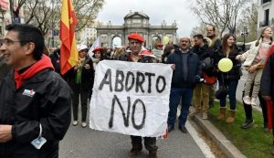 Espanha punirá ativistas antiaborto que tentem intimidar mulheres em frente a clínicas