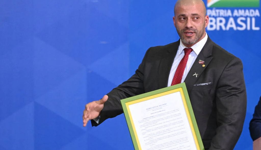 Silveira mostra decreto de indulto, desafia o STF e diz que pode concorrer em outubro