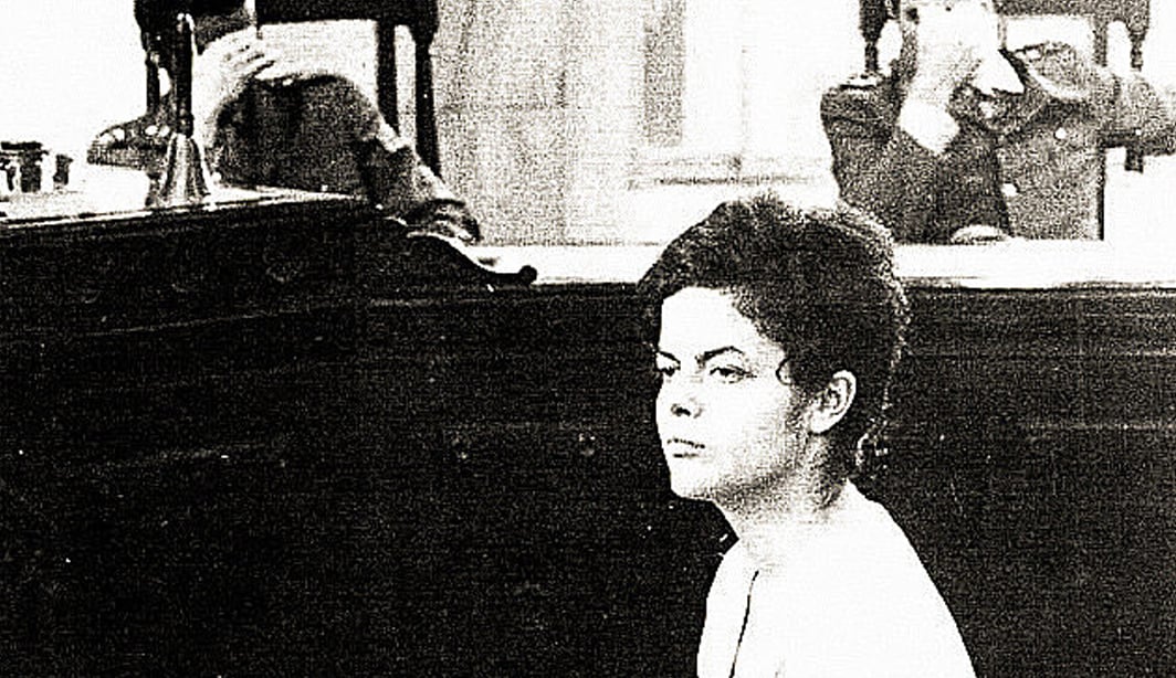 Dilma Rousseff em auditoria militar no Rio de Janeiro, em 1970. Foto: Arquivo Nacional da Comissão da Verdade


 