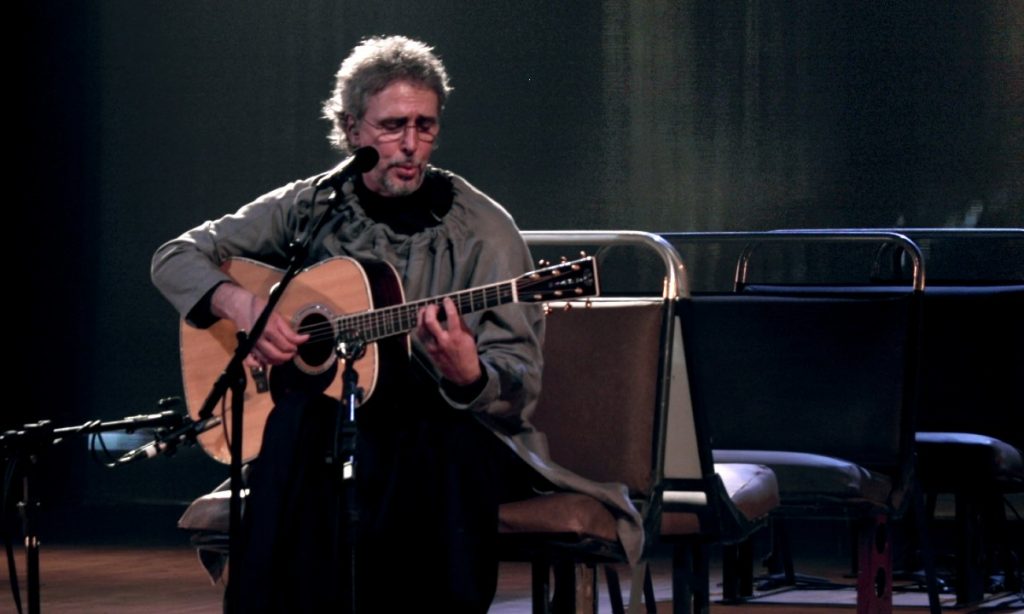 Vitor Ramil põe melodia na poesia cotidiana e irônica de Angélica Freitas