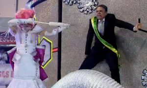 No desfile da Rosas de Ouro, Bolsonaro vira jacaré após tomar vacina