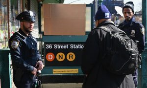 Suspeito do tiroteio no metrô de Nova York é preso