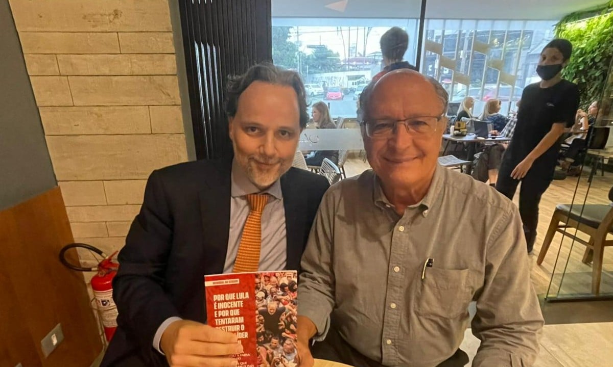 Alckmin é fotografado com livro que trata da inocência de Lula e dos abusos da Lava Jato