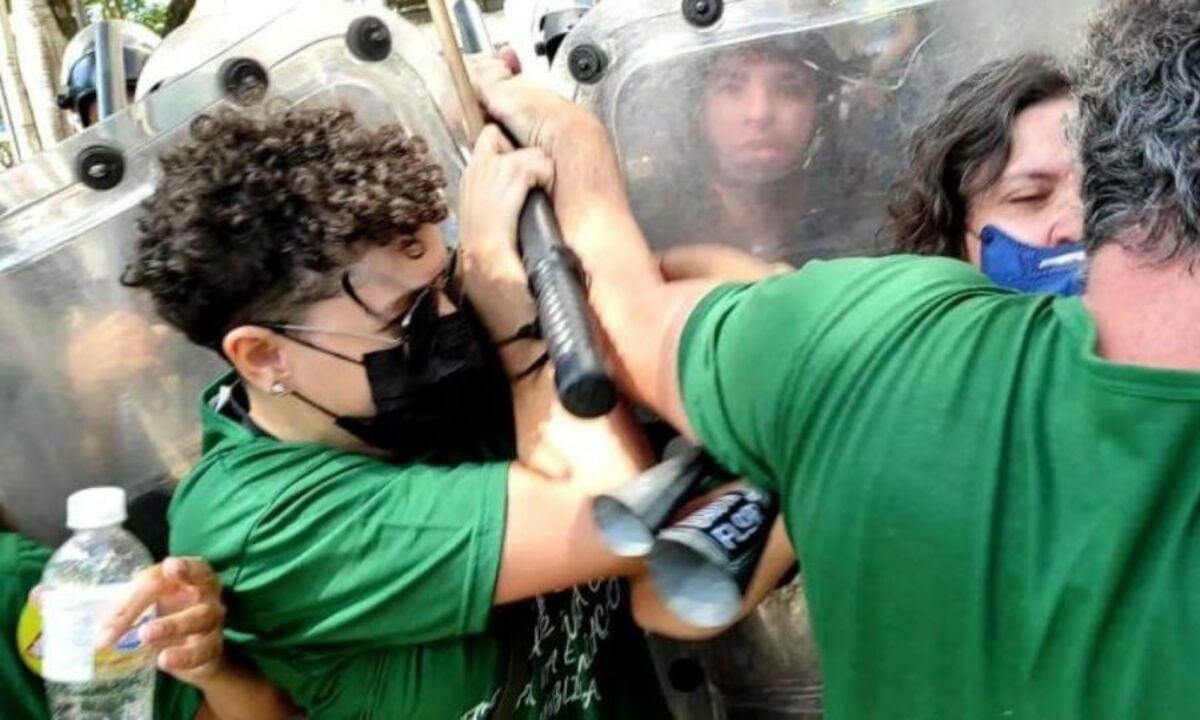 O que esperar de um País que bate em professores?