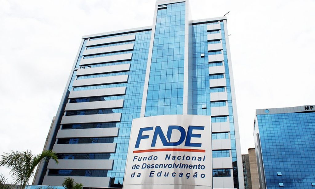 Ministro do TCU pede vista e interrompe julgamento sobre irregularidades no FNDE sob Bolsonaro