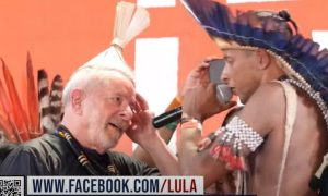 Em acampamento indígena, Lula defende 'revogaço' de PLs e a criação de um ministério aos povos originários
