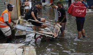 Chuvas no Rio matam 15 pessoas e bombeiros buscam desaparecidos
