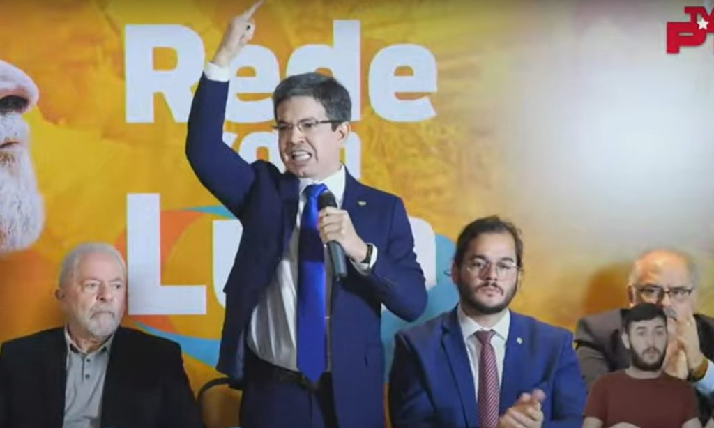 ‘Mimimi de medroso’, diz Randolfe sobre ameaças de Bolsonaro com as Forças Armadas