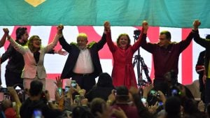 Com jingle repaginado, Alckmin aplaudido e defesa de unidade, Lula bota a pré-campanha na rua
