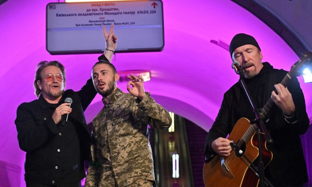 Bono, vocalista do U2, faz show em metrô de Kiev