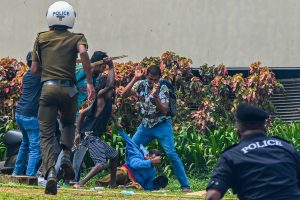 Primeiro-ministro do Sri Lanka renuncia após confrontos violentos