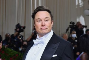 Elon Musk remove manchetes de notícias compartilhadas no X