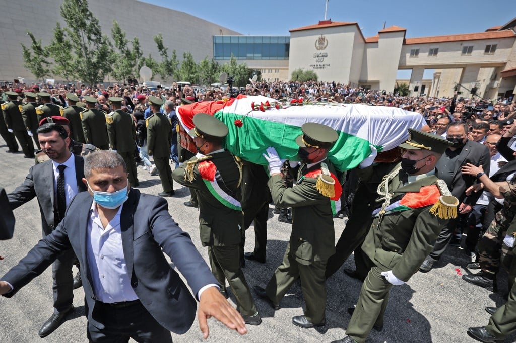 Guarda palestina carrega o corpo da jornalista Shireen Abu Akleh em Jerusalém.

Foto: ABBAS MOMANI / AFP 