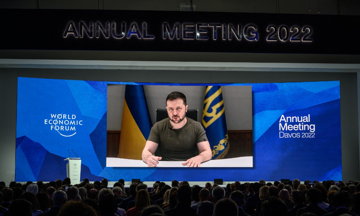 Zelensky pede em Davos fim do comércio com a Rússia e mais armas