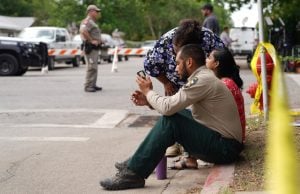‘Hediondo e sem sentido’, diz governador do Texas sobre ataque a tiros que matou 14 crianças