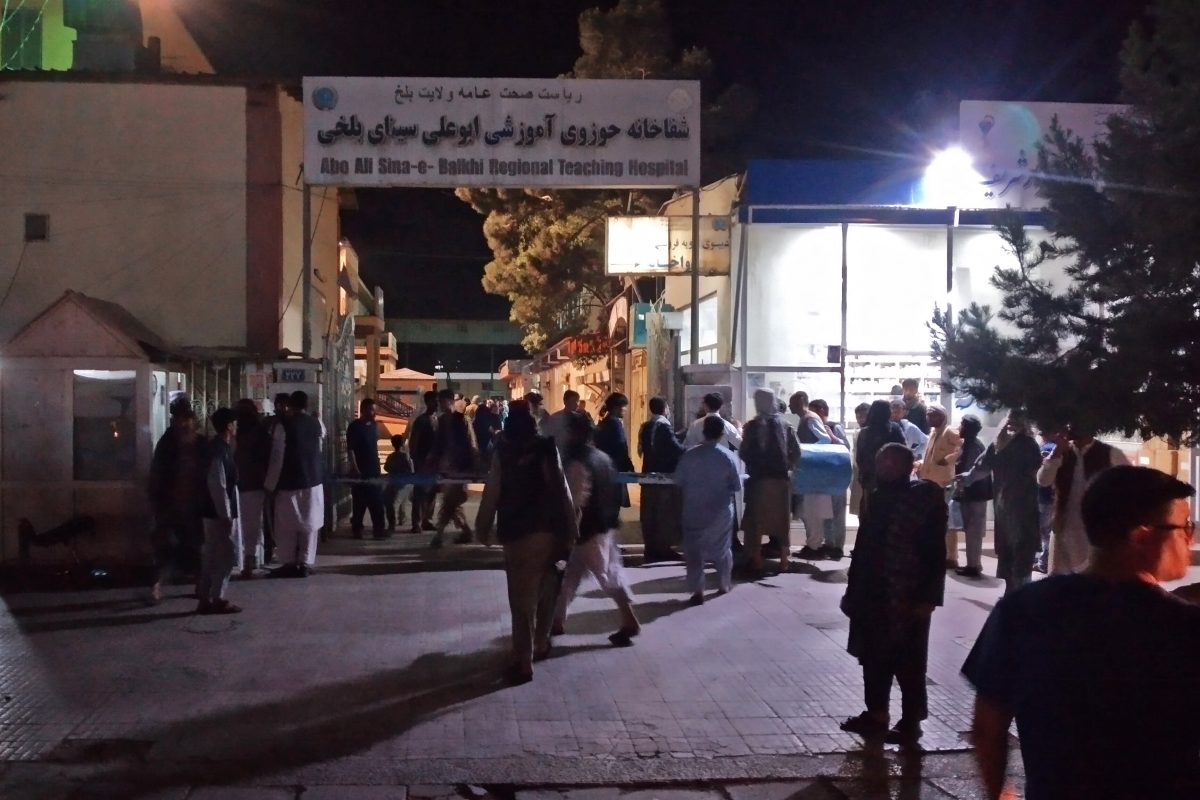Familiares das vítimas reunidos em frente a um hospital em Mazar-i-Sharif - Foto: AFP 
