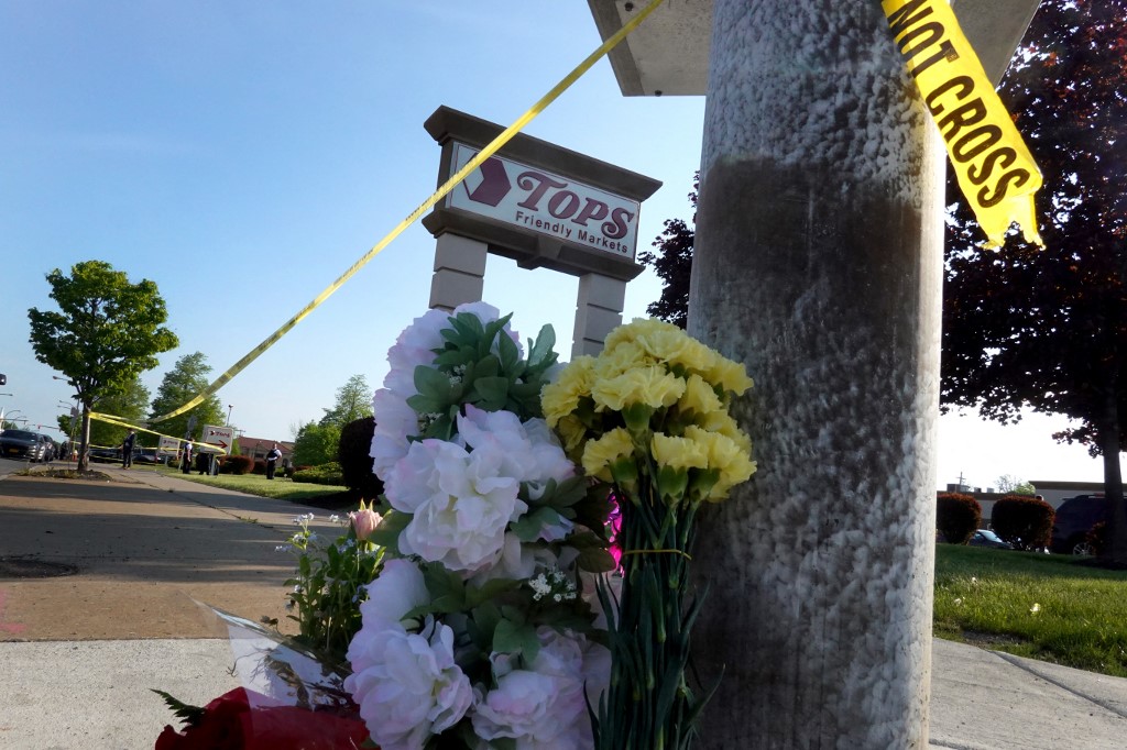 Moradores de Buffalo homenageiam vítimas de ataque racista em supermercado