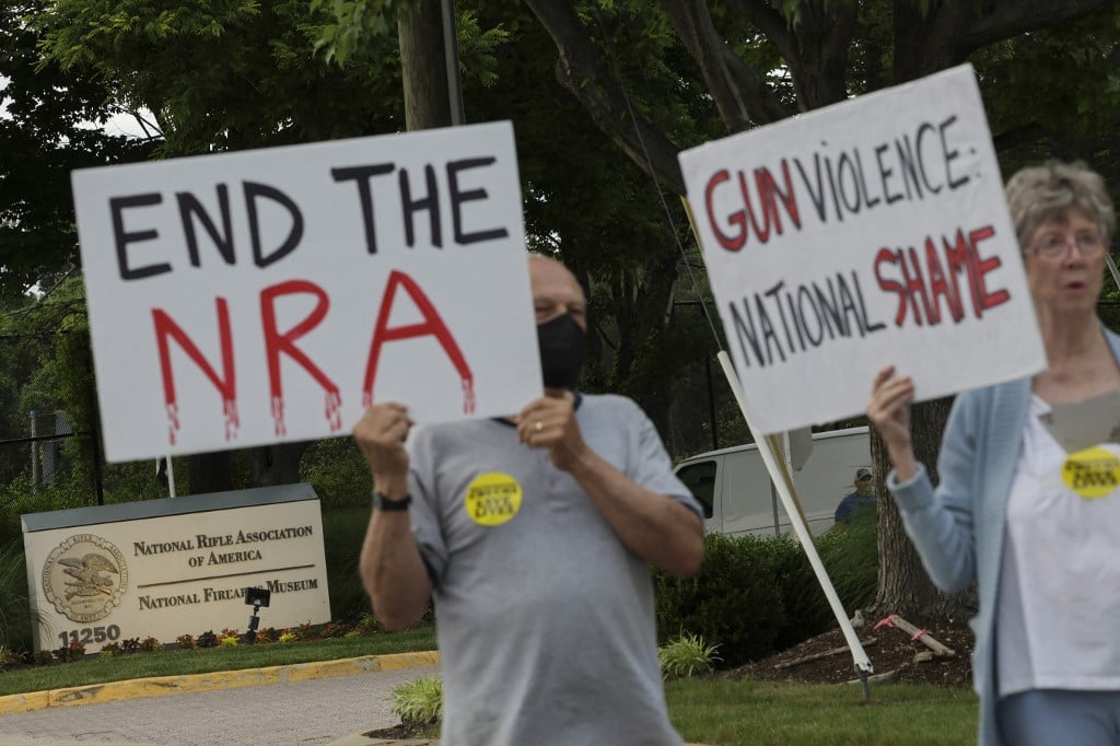 Protestos foram registrados em frente ao escritório da NRA após o massacre no Texas.

Foto: Kevin Dietsch / GETTY IMAGES NORTH AMERICA / Getty Images via AFP 