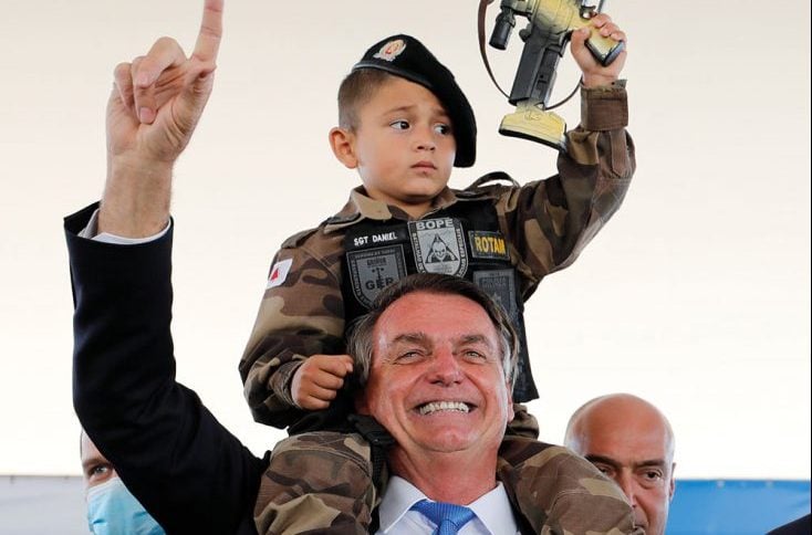 República das milícias. Propagandista do armamento da população civil, Jair Bolsonaro não poupa nem as crianças - Imagem: Neila Rocha/MCTI 