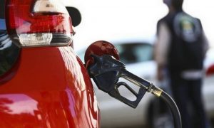Durante gestão de Bento Albuquerque, preços dos combustíveis dispararam até 111%