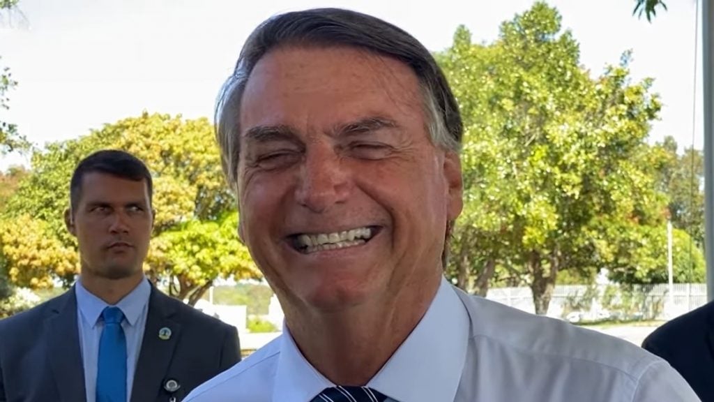 Bolsonaro repete ofensa que fez contra negros e quilombolas: 'Tu pesa mais de 7 arrobas, né?’