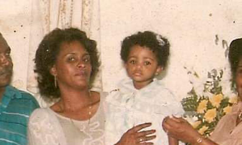 A coragem e gargalhada de minha mãe me trazem saudades