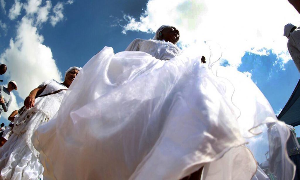 ‘Ninguém dança sozinho’: a intelectualidade do pensamento negro e o movimento contínuo em nós
