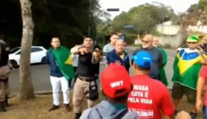 PM aponta arma para grupo do MST que aguardava Lula em Juiz de Fora