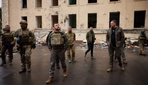 Zelensky visita o leste da Ucrânia e demite autoridade de segurança