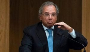Guedes insiste na obsessão de privatizar a Petrobras e discute com sindicalistas