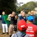 PM aponta arma para grupo do MST que aguardava Lula em Juiz de Fora