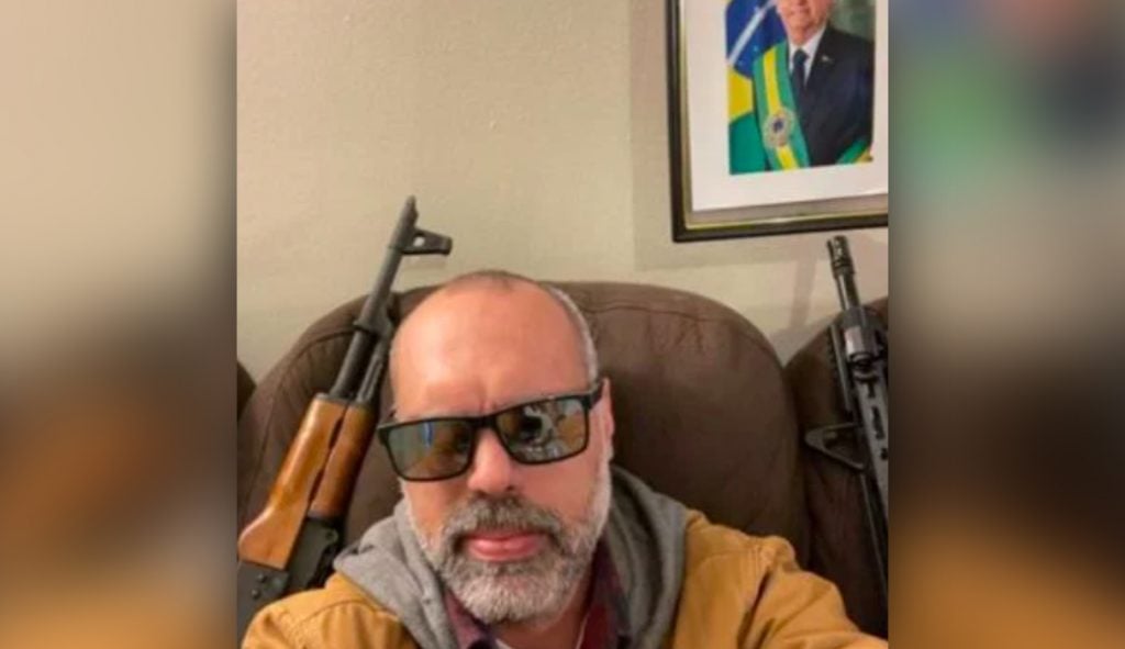 Moraes prorroga inquérito contra Allan dos Santos, foragido da Justiça