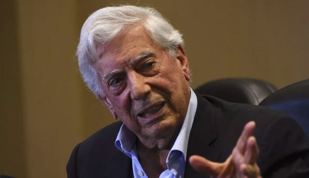 Vargas Llosa se recupera da covid e sai do hospital