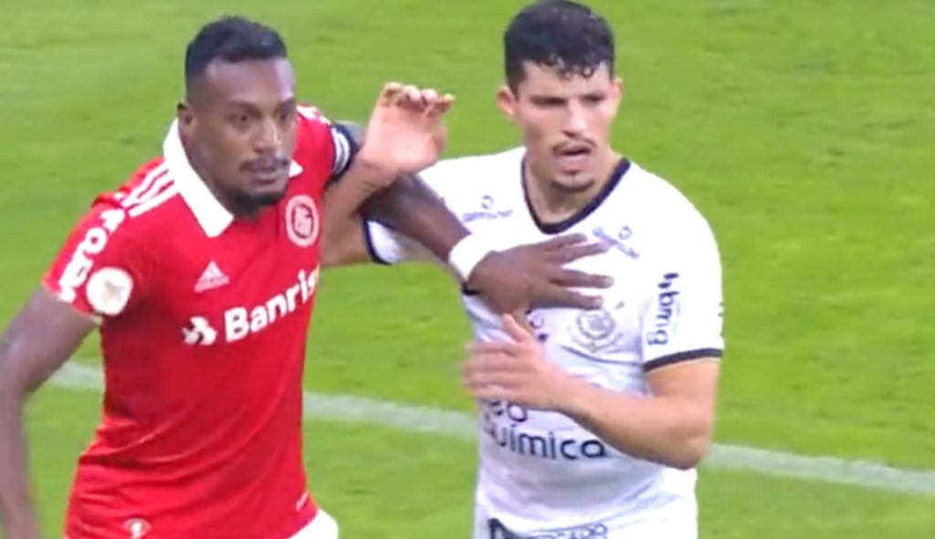 Lateral do Corinthians é preso por injúria racial e liberado após pagamento de fiança