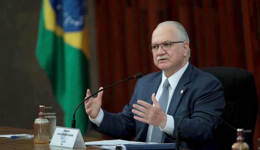 Quem vocifera contra as urnas tenta omitir a inaptidão de ser votado pela maioria, diz Fachin