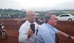 Bolsonaro anda de moto sem capacete, mas não é parado pela Polícia em Goiás