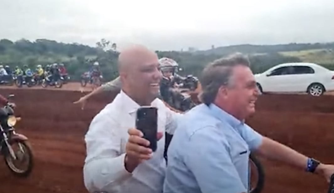 Bolsonaro anda de moto sem capacete, mas não é parado pela Polícia em Goiás