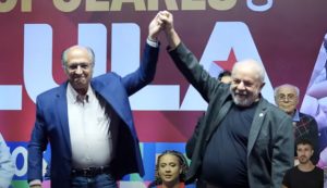 Alckmin ironiza ataques de Bolsonaro às urnas e diz que ‘chegou o tempo de Lula presidente’