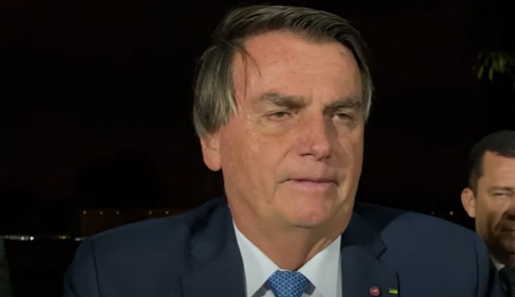 Bolsonaristas se confundem no cercadinho e celebram redução inexistente no preço da gasolina