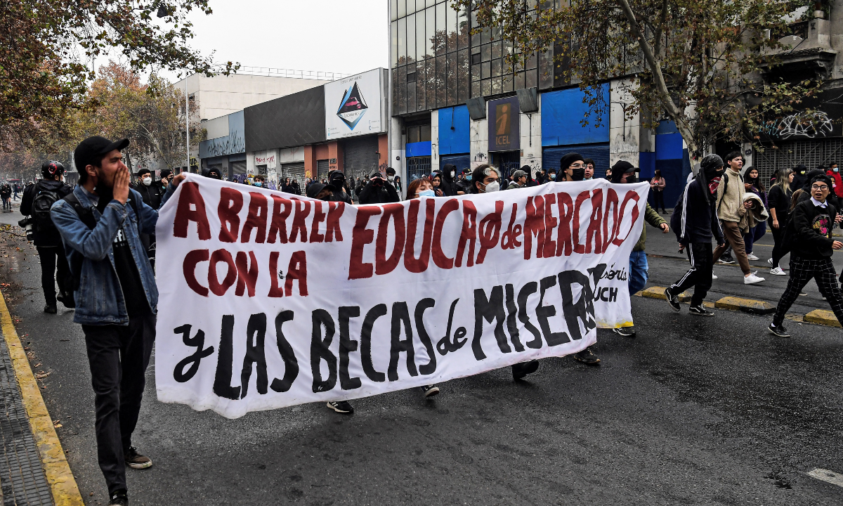 Os estudantes marcham para exigir ao governo melhorias no sistema educacional em Santiago - Foto: Martin BERNETTI / AFP 