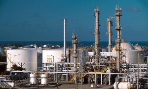 Petrobras vende refinaria por 55% do seu valor, diz Ineep