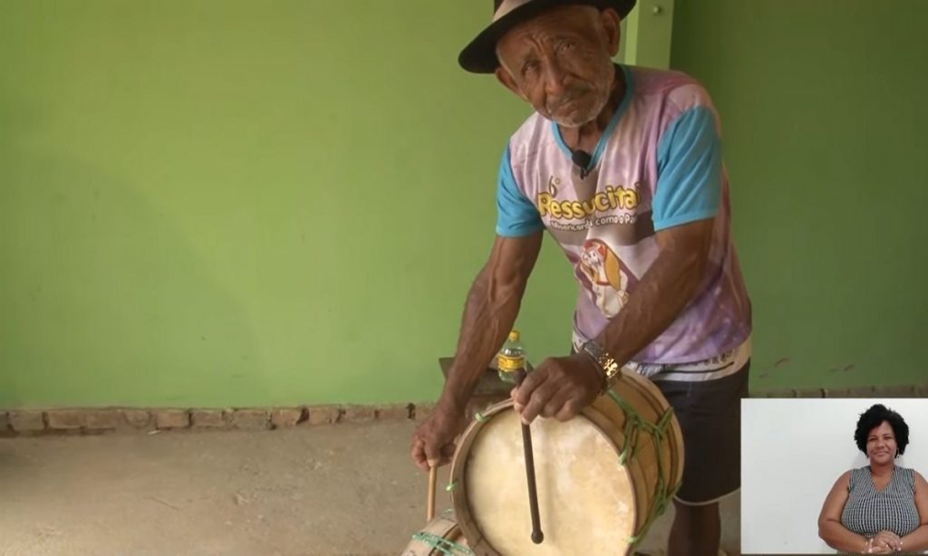 Documentário mostra a arte de fazer zabumba pelas mãos de Mestre Simão