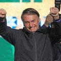 Atrás de Lula nas pesquisas, Bolsonaro anuncia aumento no valor do Auxílio Brasil