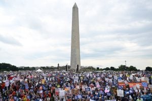 Milhares protestam nos EUA por controle mais rígido de armas