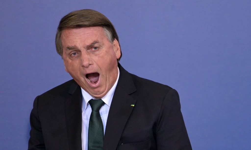 Bolsonaro diz que vai baixar decreto para exigir que postos de gasolina mostrem qual é o preço do combustível nas refinarias