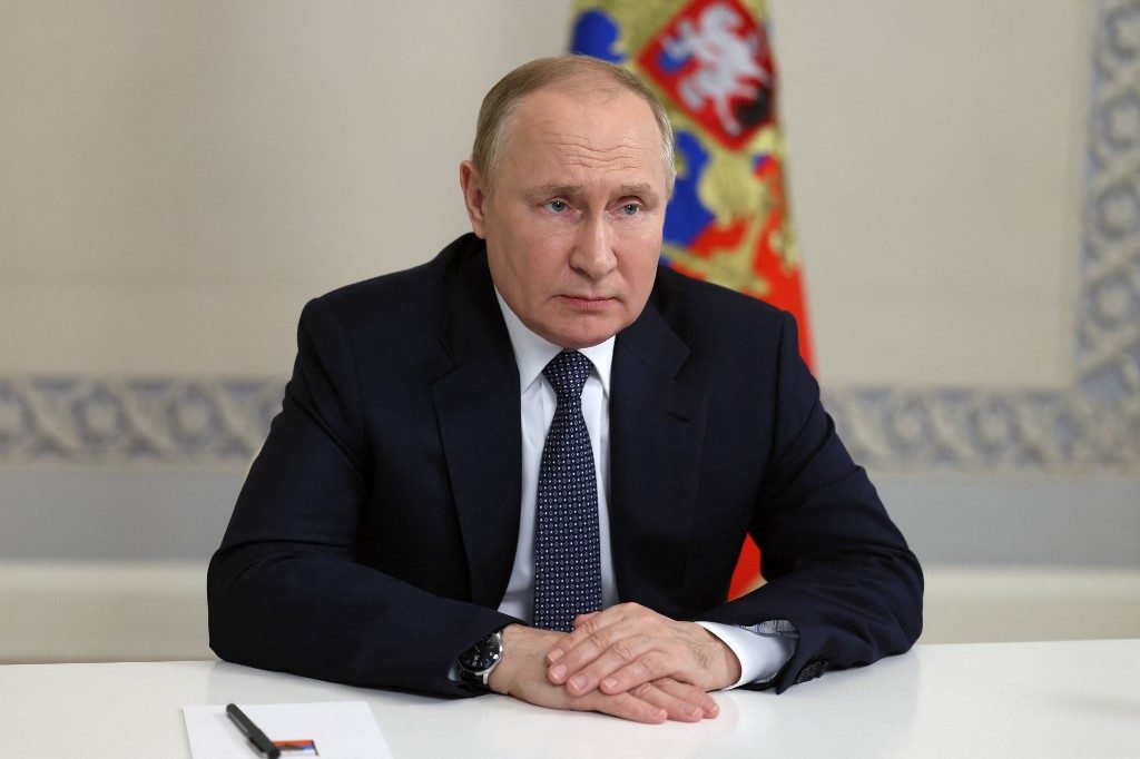 Rússia afirma que vai parar ofensiva após rendição da Ucrânia