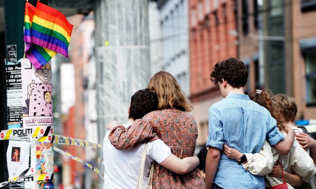 Noruega: tiroteio em Oslo deixa mortos e cancela marcha do orgulho LGBT+