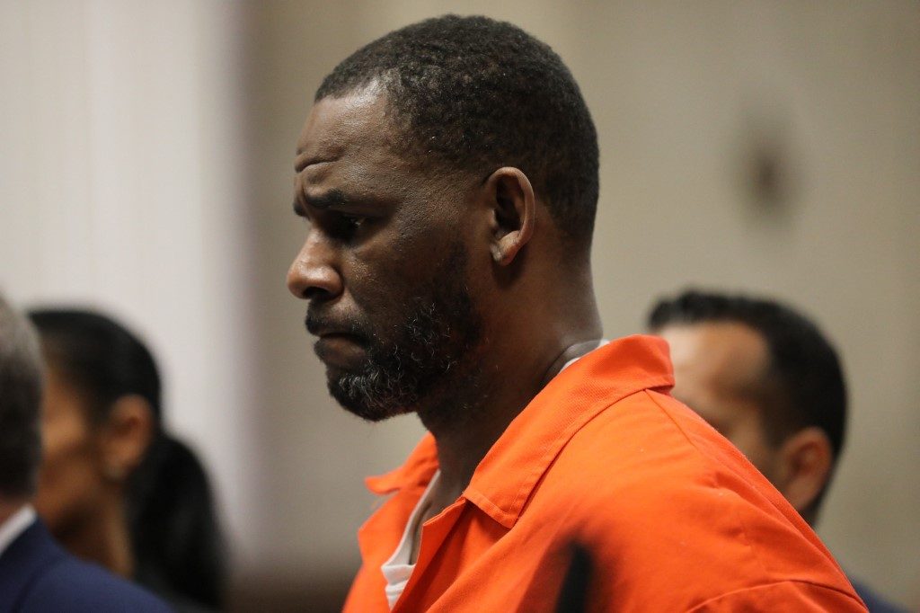 Cantor R. Kelly é condenado a 30 anos de prisão