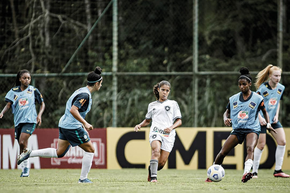 Giovanna Waksman, meia-atacante do time misto sub-13 do Botafogo - Imagem: Vítor Silva/Botafogo 